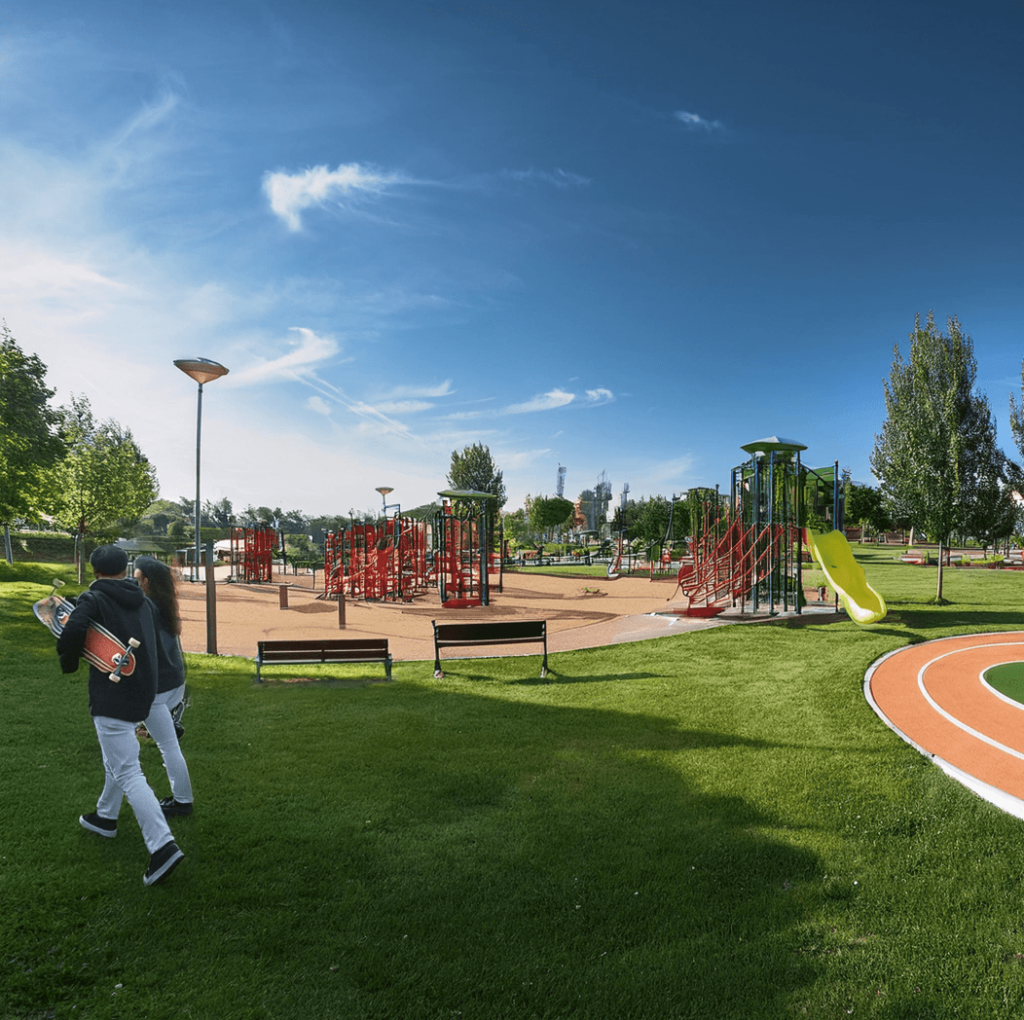 Park mit Grünflächen, Spielplatz, Sitzmöglichkeiten und Sportmöglichkeiten.